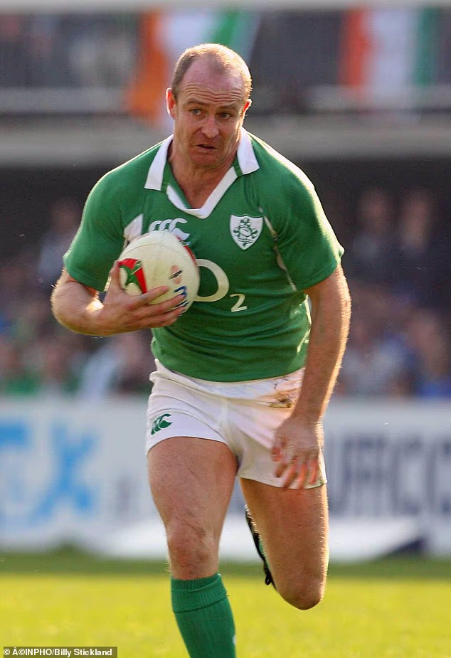 Denis Hickie goes on a run