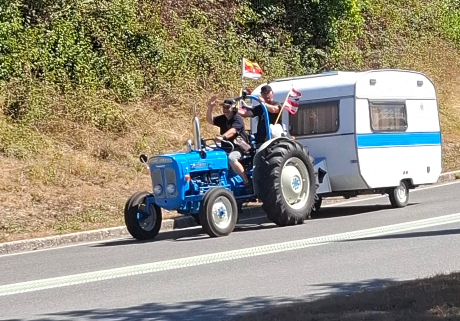 ZAGRIJALI SRCA Austrijanci na  more krenuli traktorom: "Njima se stvarno ne žuri"
