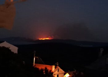 Alarm na Dugom otoku: Buknuo veliki požar na vrhu brda