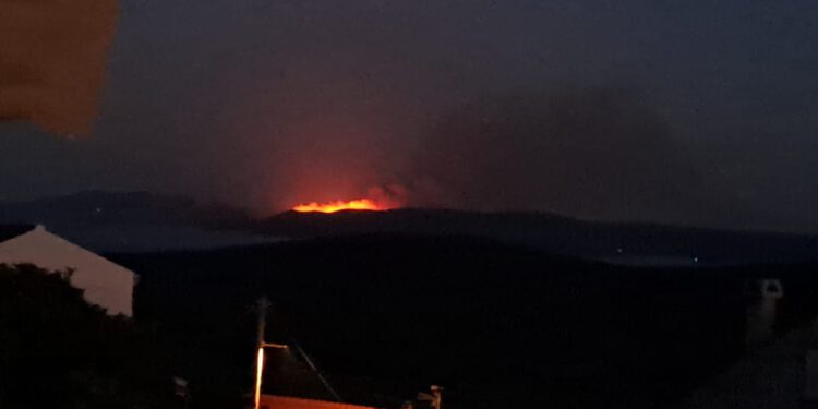 Alarm na Dugom otoku: Buknuo veliki požar na vrhu brda
