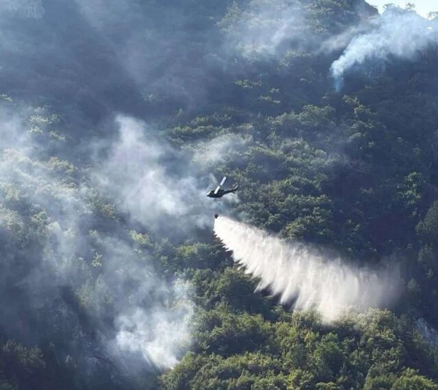 Angažiran i drugi helikopter OS BiH u gašenju požara na području Konjica