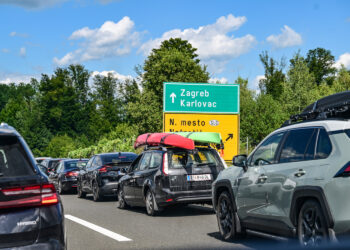 Auto na odmorištu na autocesti uletio u kafić