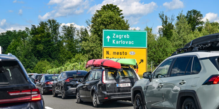 Auto na odmorištu na autocesti uletio u kafić