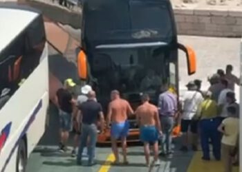 Autobus s djecom zapeo na trajektu za Korčulu. Ljudi ga tresli i gurali