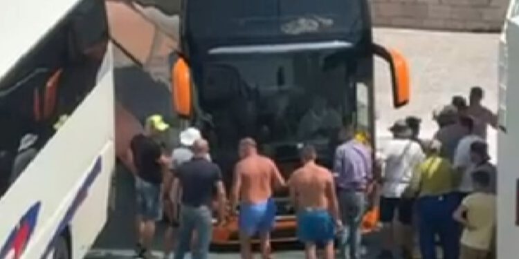 Autobus s djecom zapeo na trajektu za Korčulu. Ljudi ga tresli i gurali