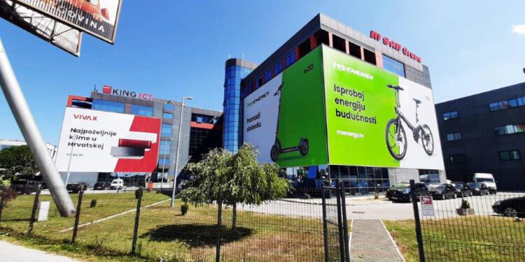 Bogatstvo mu se procjenjuje na 470 milijuna eura, zapošljava tisuće ljudi, a rijetki znaju kako izgleda