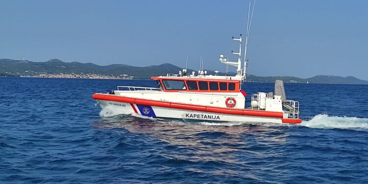 Četvero evakuiranih sa nasukane brodice kod Dugog otoka