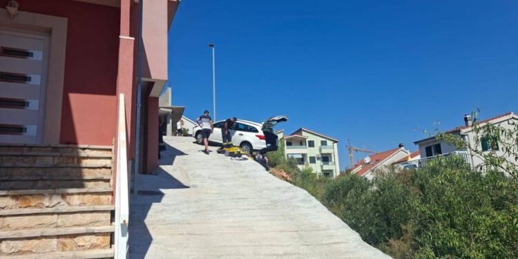 DRAMA NA CESTI Automobil se klackao na rubu provalije, vozača spasili vatrogasci JVP-a Podstrana!