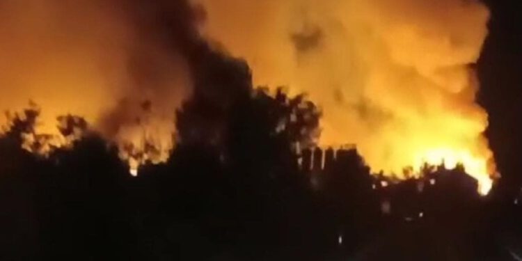 Dim se diže i dalje: Požar u skladištu otpada u Prgometu još uvijek gori, donosimo fotografije trenutne situacije