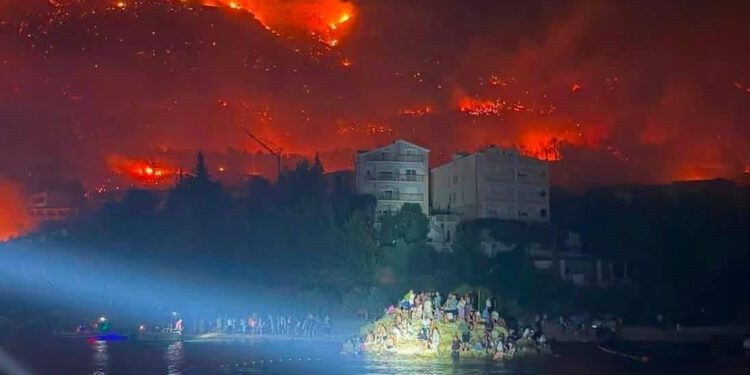 Drama na plaži u Nemirama završila herojskom evakuacijom – Brodari iz Krila Jesenice među prvima pritekli u pomoć