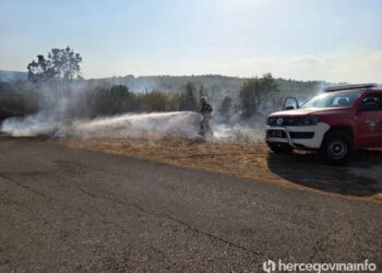 Dramatično kod Čitluka: Vatra stigla među kuće, vatrogasci ih obranili u posljednji trenutak