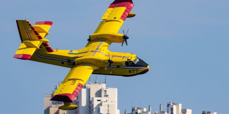 Dva velika požara na jugu Hrvatske: Vatra iz BiH stigla u Konavle, četiri kanadera gasila kod Hvara