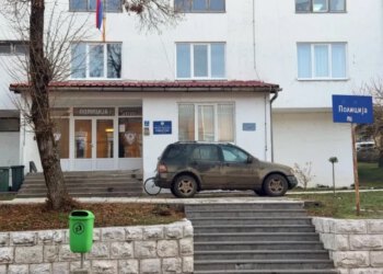 Dvojac nasilno upao u krug poduzeća u Gacku, jedan fizički napao zaštitara