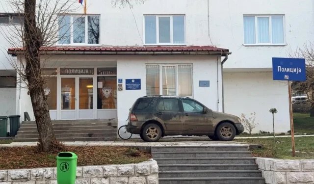 Dvojac nasilno upao u krug poduzeća u Gacku, jedan fizički napao zaštitara