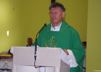 Emotivan oproštaj u Dalmaciji: Svima poznati svećenik odlazi nakon deset godina, župljani mu uručili poseban dar Vatrenih