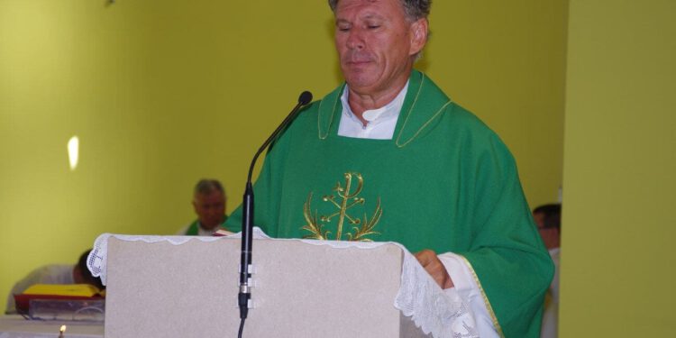 Emotivan oproštaj u Dalmaciji: Svima poznati svećenik odlazi nakon deset godina, župljani mu uručili poseban dar Vatrenih