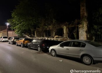 FOTO Dio ruševine pao na automobile u Mostaru