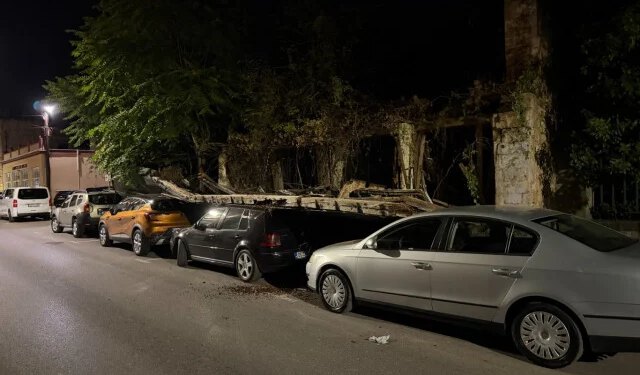 FOTO Dio ruševine pao na automobile u Mostaru