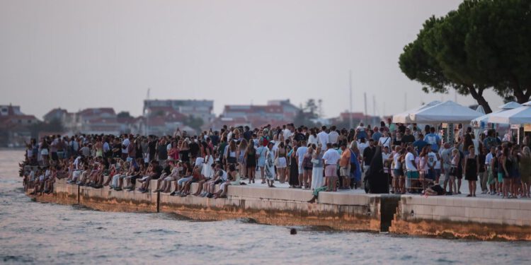FOTO Ovo je prizor iz dalmatinskog grada, od turista se ne može proći