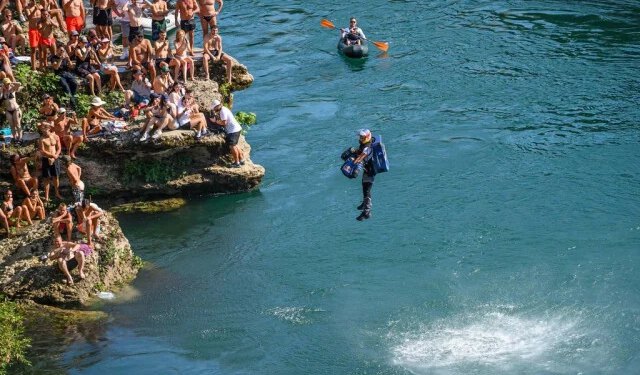 FOTO Spektakl na Starom mostu: Divanhana otvorila finale Red Bull Cliff Divinga, publiku oduševio i jetpack