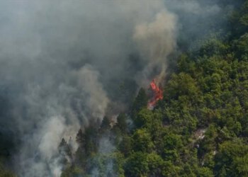 FOTO Teška borba s vatrom kod Konjica, helikopter OS BiH u akciji, vatrogasci čuvaju kuće