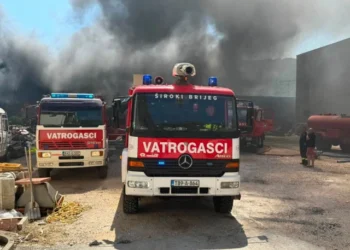 FOTO Veliki požar u Grudama: Vatra zahvatila prostorije tvrtke, stigao i Air Tractor