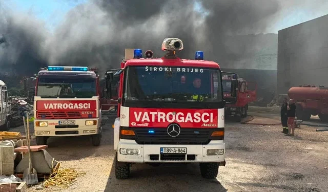 FOTO Veliki požar u Grudama: Vatra zahvatila prostorije tvrtke, stigao i Air Tractor