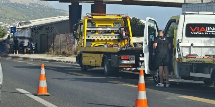 FOTO Vozilo sletjelo s ceste na Sirobuji