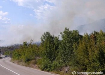 FOTO/VIDEO Požar iz Buhova vjetar nosi prema Hamzićima, magistralna cesta ponovno otvorena