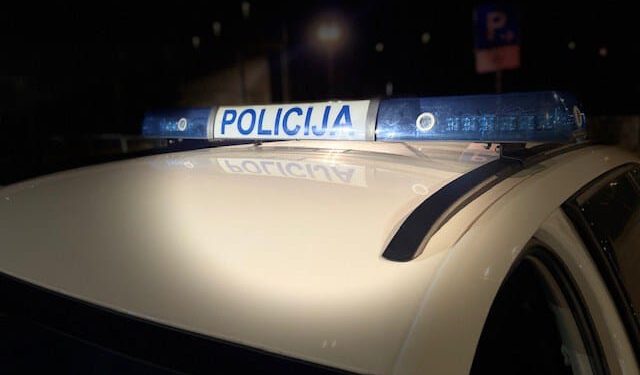 Francuz na Viru automobilom prešao preko stopala dva policajca