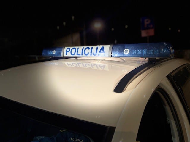 Francuz na Viru automobilom prešao preko stopala dva policajca