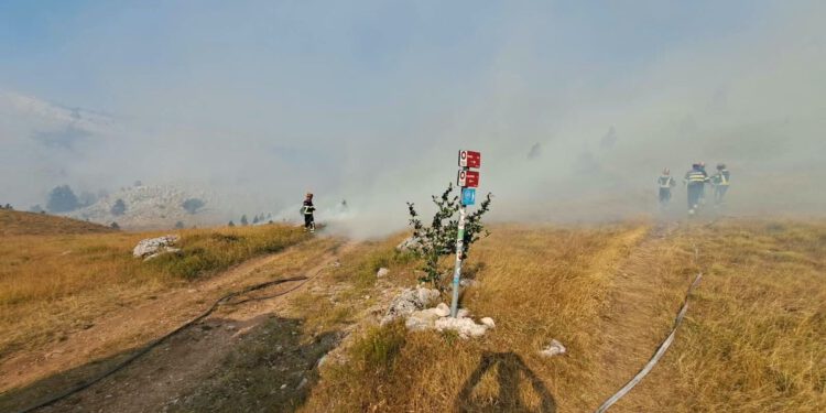 GORI DINARA Požar u Hrvatsku prešao iz BiH, podignuta vojska i kanaderi!