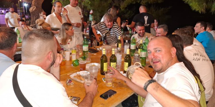 Gazde i Johnny Gitara raspjevali Podstranu, a Žorž Obilinović bio spreman na “barem 80 posto”!