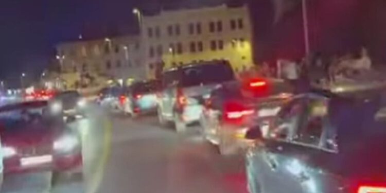 Gužva na cesti kod Omiša: Turisti napuštaju područje požara
