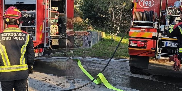 HITNA INTERVENCIJA U PULI Požar na Valelungi, vatrogasci na terenu