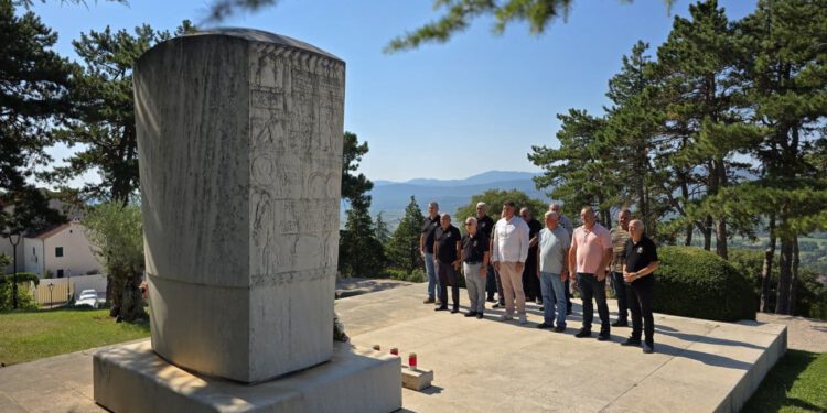 IMOTSKI SE POKLONIO SVOJIM HEROJIMA Kolovrat poslao snažnu poruku: “Mnogi se svojim obiteljima nikada nisu vratili”