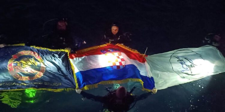 JEDAN METAR ZA SVAKU GODINU SLOBODE Ronioci kod Pelješkog mosta u 5 ujutro izveli zaron o kojem danas svi pričaju!