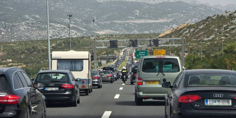 KAOS NA A1 Teška nesreća kod Svetog Roka paralizirala promet, nestrpljivi vozači okretali se i vozili u suprotnom smjeru!