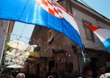 “KNIN UJUTRO IZGLEDA SABLASNO”: Vijećnik žestoko prozvao političare, tvrdi da obraz Oluje spašavaju navijači i gost iz Hong Konga