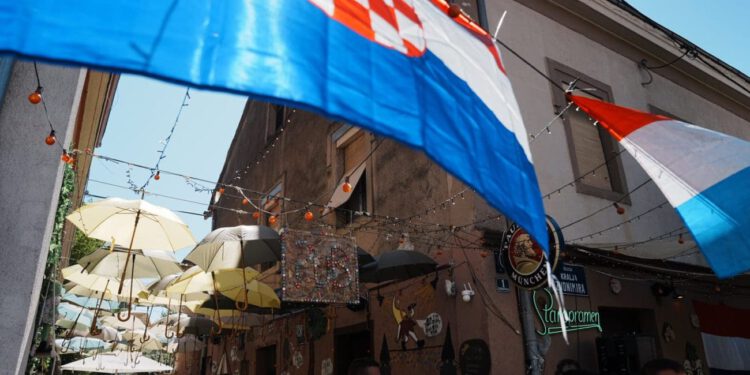 “KNIN UJUTRO IZGLEDA SABLASNO”: Vijećnik žestoko prozvao političare, tvrdi da obraz Oluje spašavaju navijači i gost iz Hong Konga