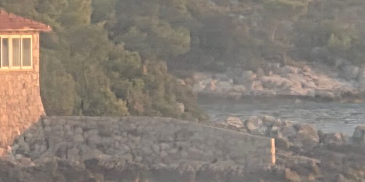 KOLOČEPSKI ZID Obrambeni bedem protiv Zakona RH i uzurpacija pomorskog dobra