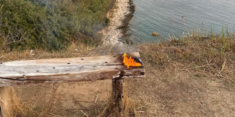 KORAK DO KATASTROFE NA SUSKU: Zbog nepromišljeno odbačenog opuška zamalo buknuo požar na otoku: “Ne budite ovakvi idioti!”
