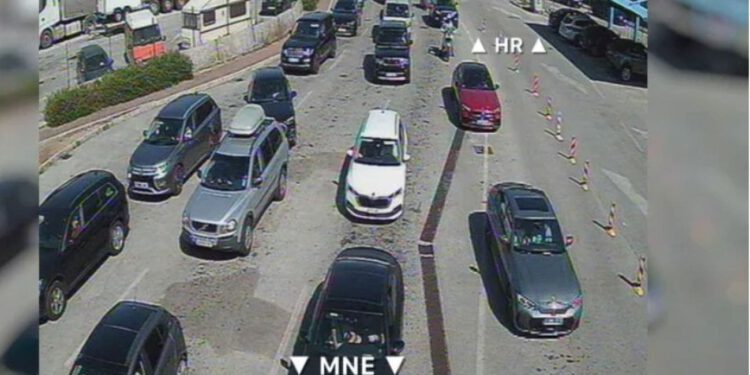 Kaos na jugu Dalmacije: “Ljudi su ludi, čekaju 28 sati. Nemaju vode, wc…”