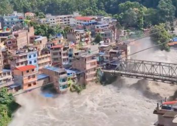 Katastrofa u Nepalu ne jenjava: Najmanje 100 poginulih, više od 600 nestalih