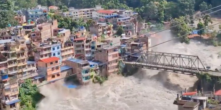 Katastrofa u Nepalu ne jenjava: Najmanje 100 poginulih, više od 600 nestalih