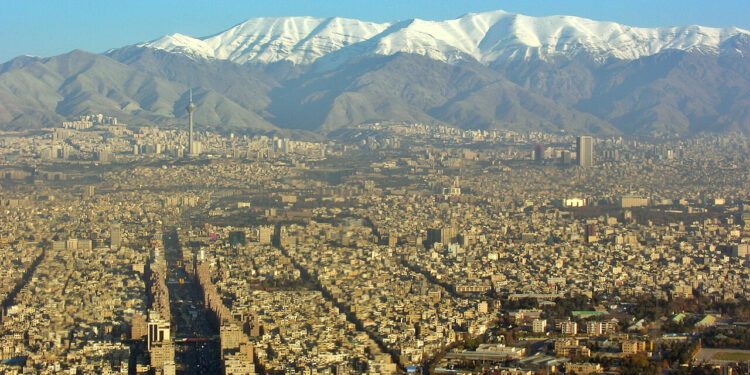 Kilometarske kolone ispred benzinskih crpki u iranskim gradovima
