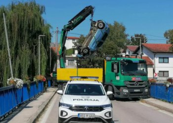 Ljubuški vatrogasci izvukli automobil iz vode kod Bagina mosta