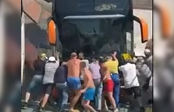 Ljudi tresli i gurali autobus koji je zapeo na trajektu za Korčulu