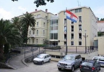 Motociklist u Dubrovniku pretjecao dva vozila preko pune crte pa udario u gradski autobus, životno je ugrožen