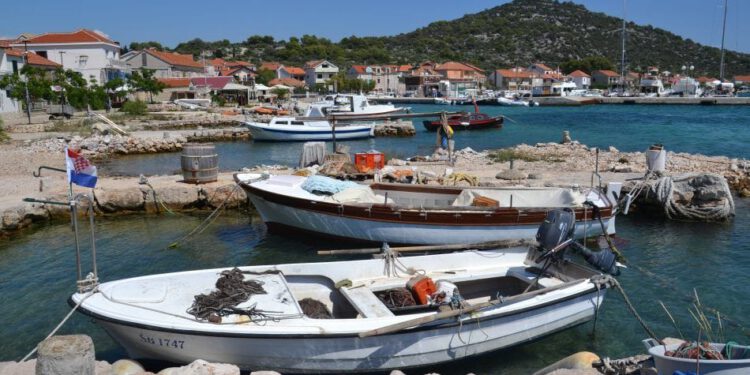 NOĆNA DRAMA KOD KAPRIJA Brodom udarili u obalu! Mještani i katamaran hitno spašavali dvoje ozlijeđenih